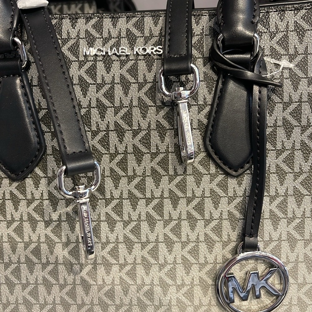 Michael Kors Sheila Medium Ombré Signature Logo Satchel
Black 
NWT - Picture 7 of 16